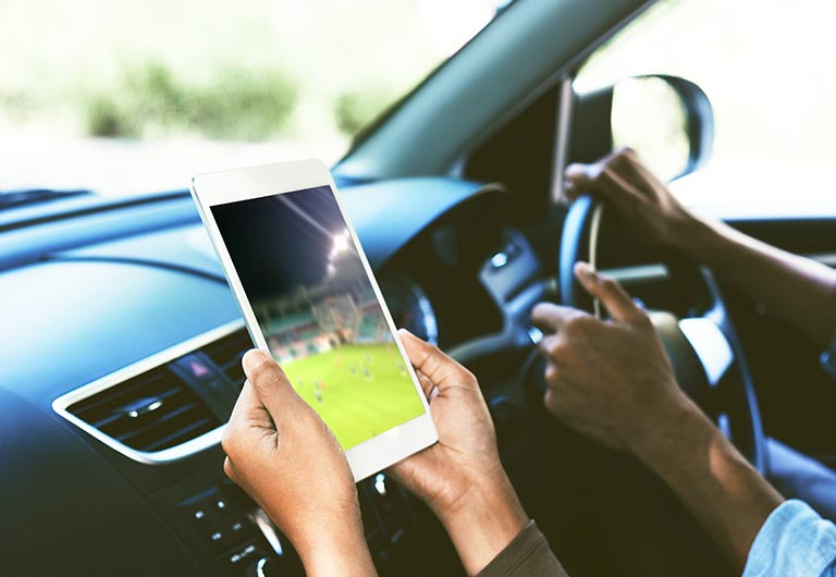 Par ser fotball på ipad mens de kjører