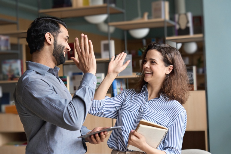 To medlemmer i Utdanninbgsforbundet gir hverandre high-five