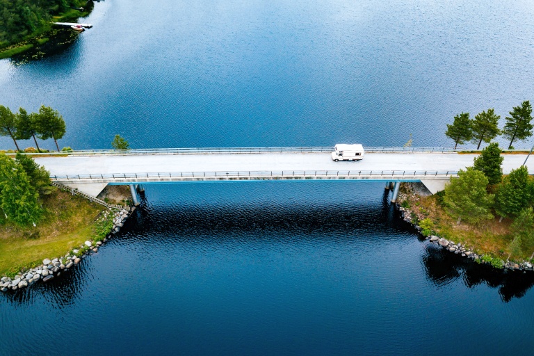 En bobil krysser en bro