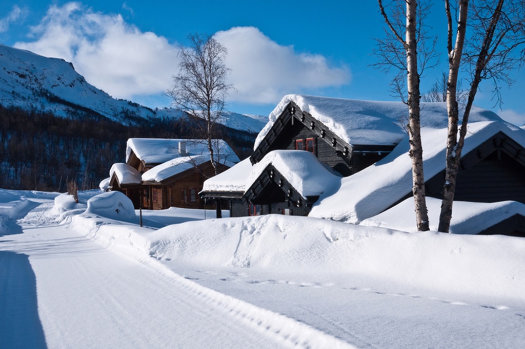 Hytter med mye snø på taket