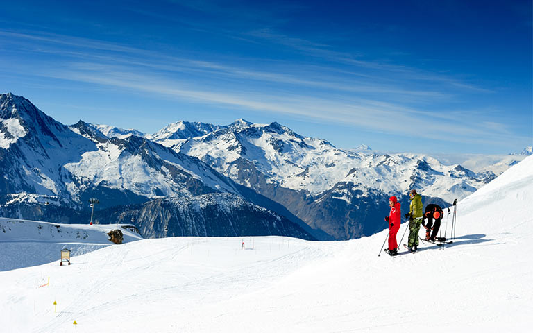 Nydelig snøkledde fjell og skibakker