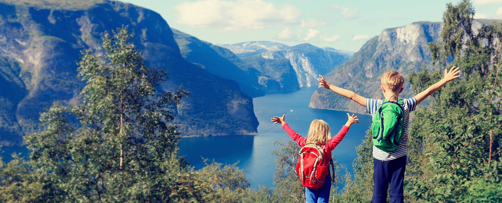 Reiseforsikring - to barn som ser utover en norsk fjord