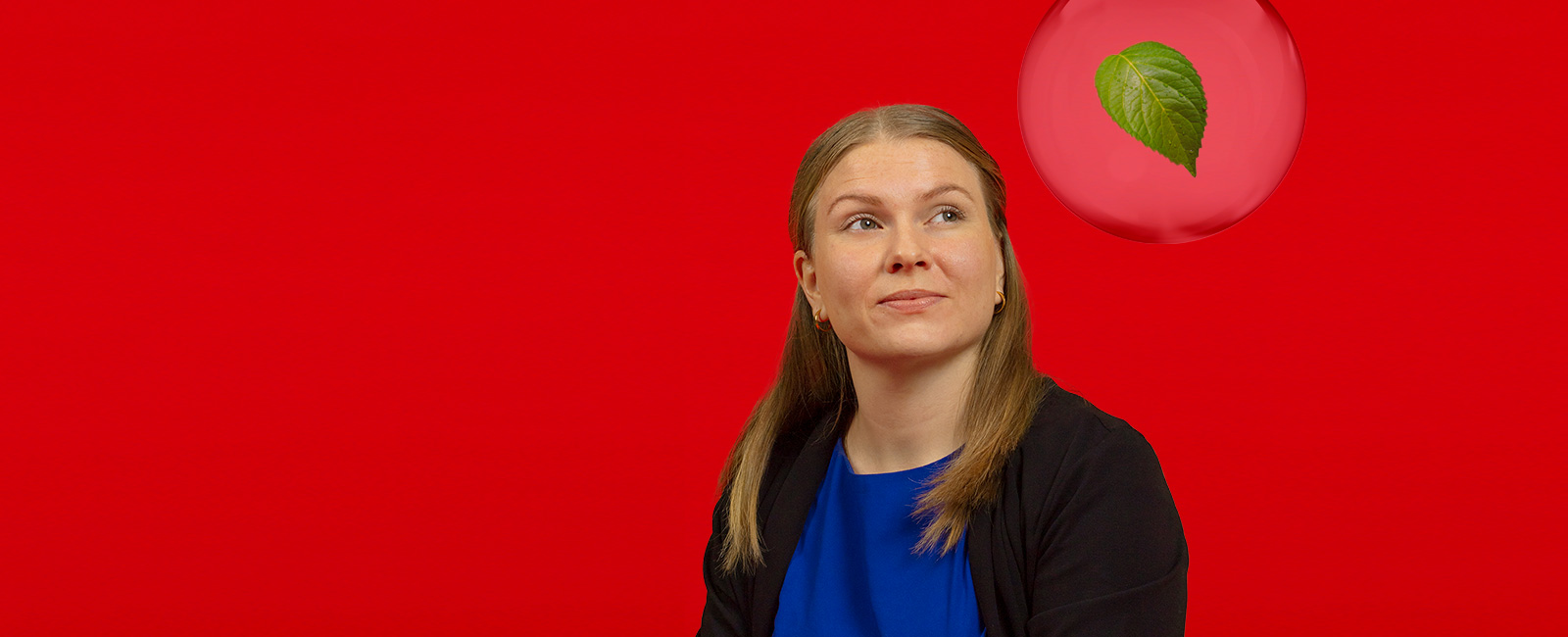 Dame i profil ser opp mot tenkeboble