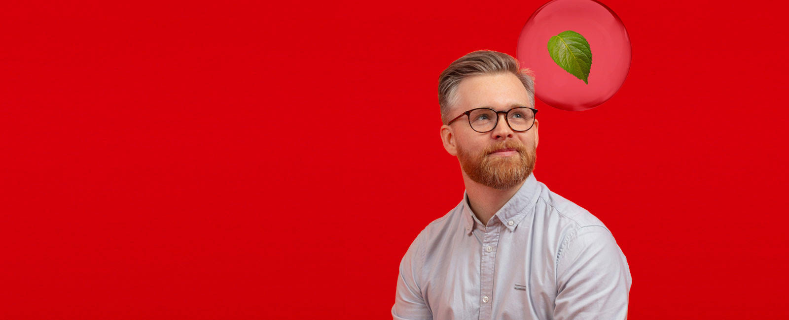 Mann i profil ser opp mot tenkeboble