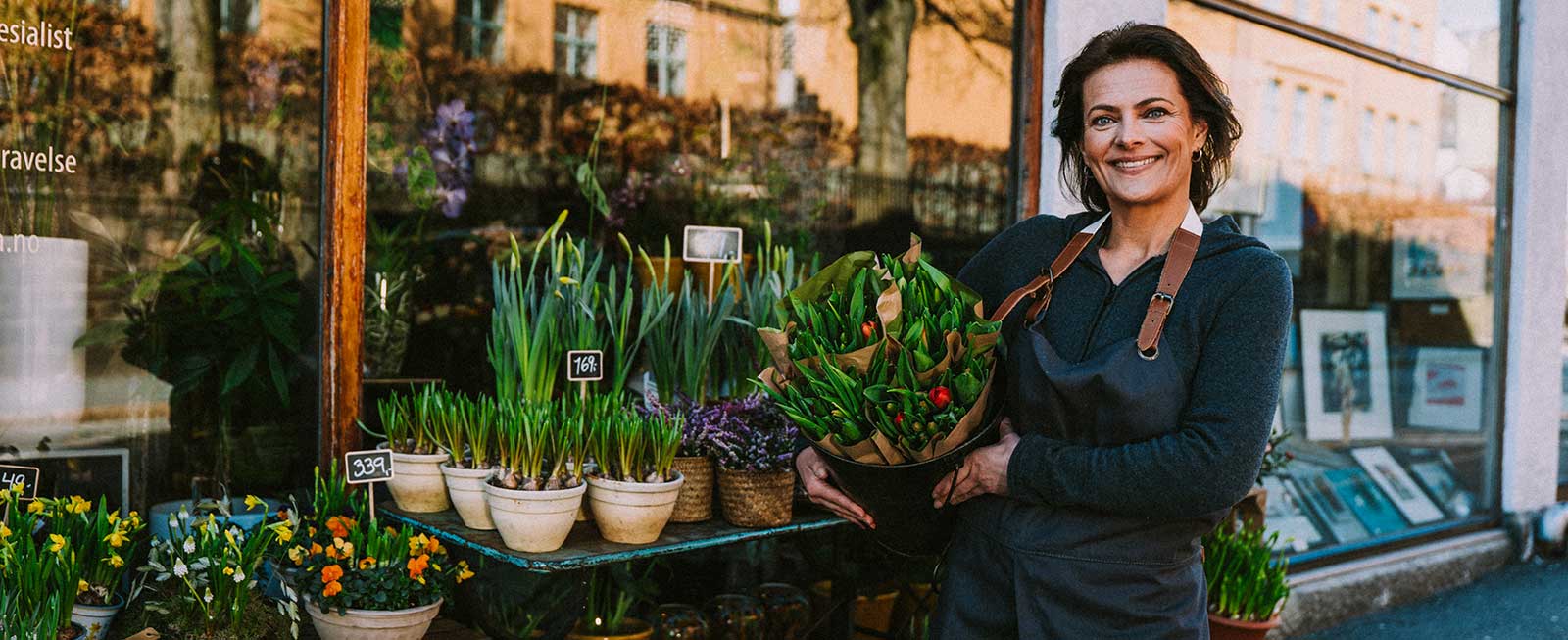 Gründer foran blomsterbutikk