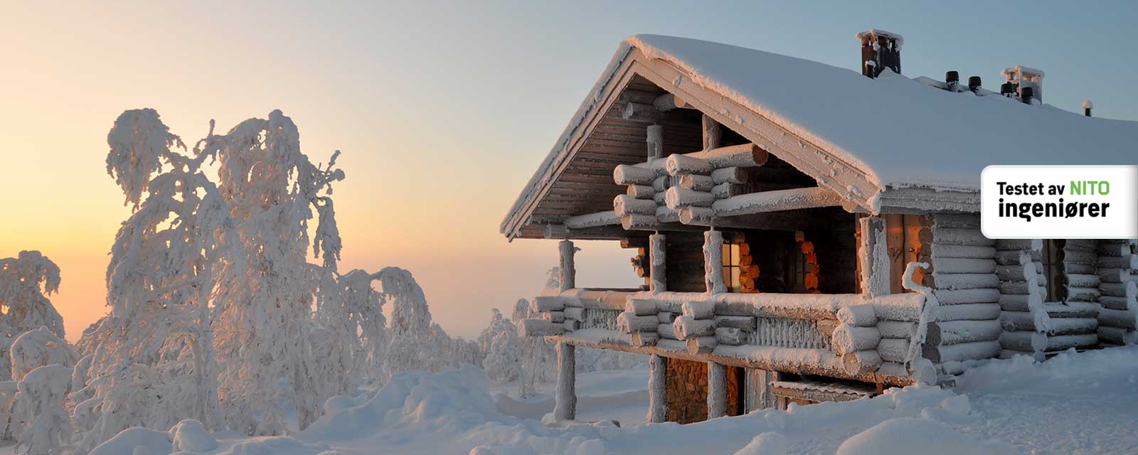 Hytte med snø på fjellet