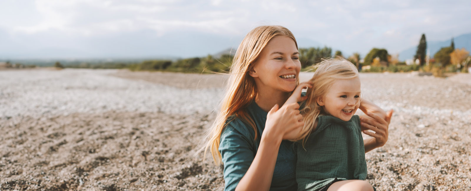 Mor og datter på stranden
